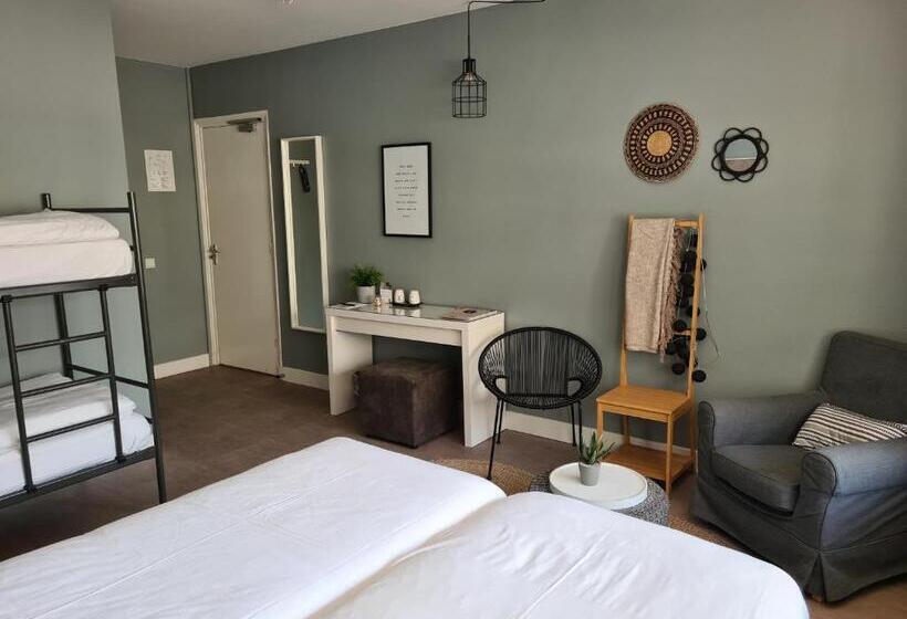 غرفة قياسية رباعية, The Bloom