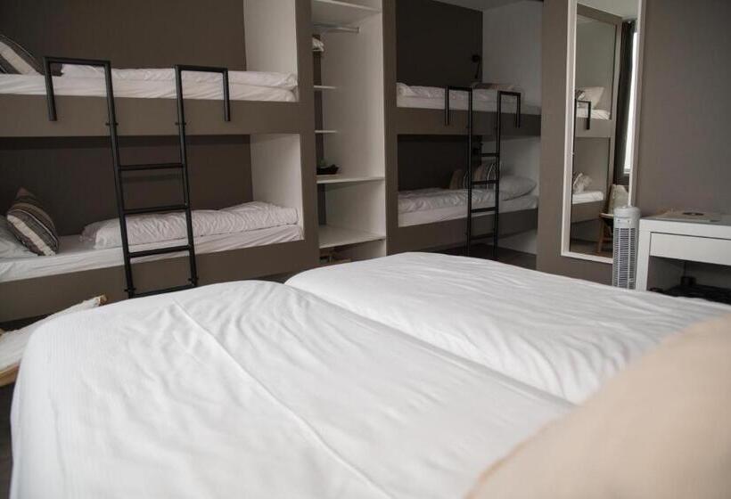 غرفة عائلية, The Bloom