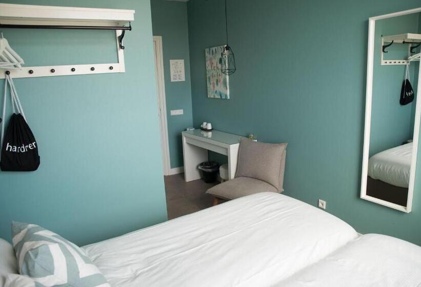 غرفة أساسية, The Bloom