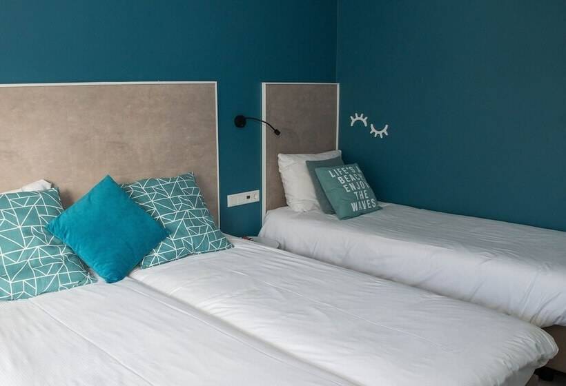 غرفة قياسية ثلاثية, The Bloom