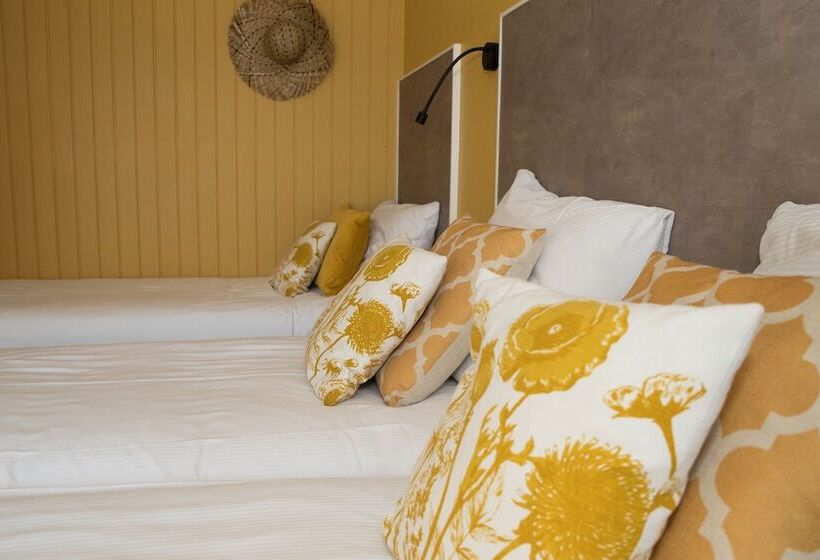 غرفة قياسية ثلاثية, The Bloom