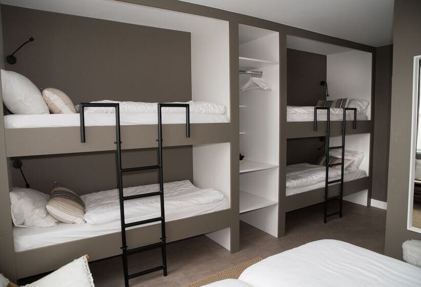 غرفة عائلية, The Bloom