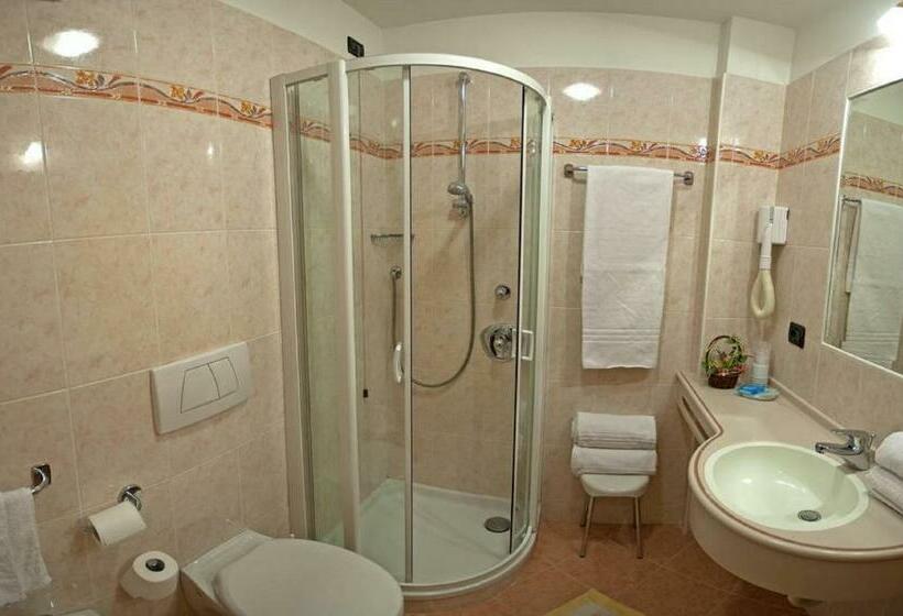 חדר סטנדרט לארבעה, De Fronz