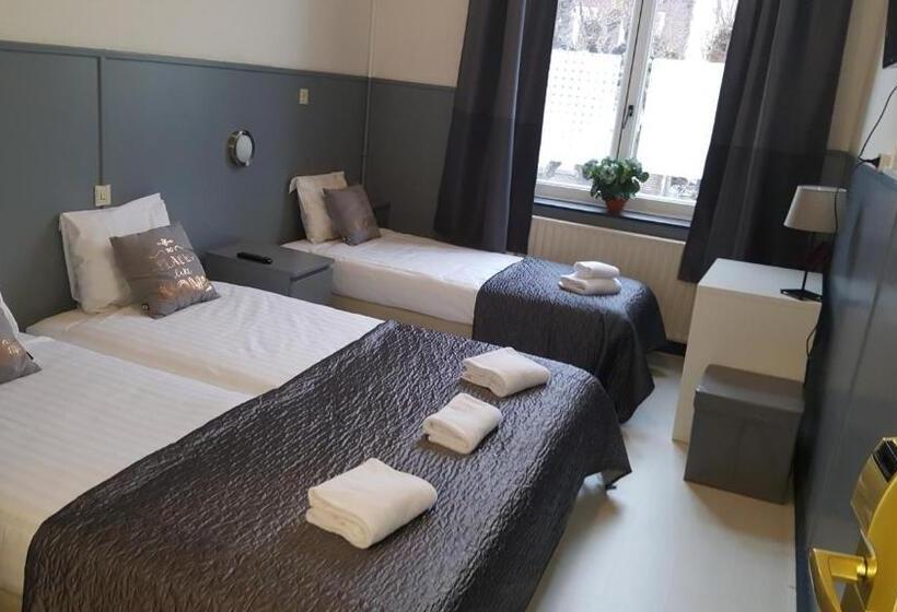 Standard Kolmen Hengen Huone, Dupuis