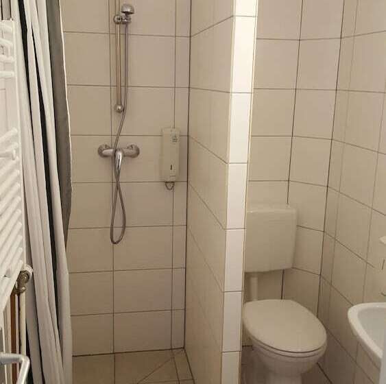Standard Kolmen Hengen Huone, Dupuis