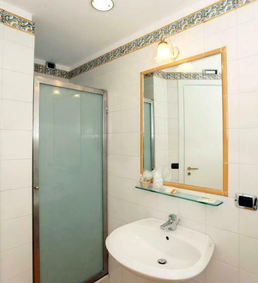 غرفة قياسية رباعية مطلة على البحر, Mendolia Beach