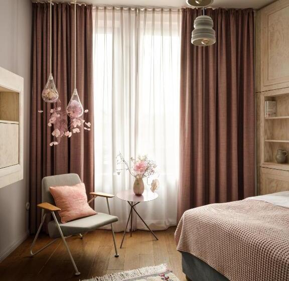 غرفة قياسية, Libertine Lindenberg