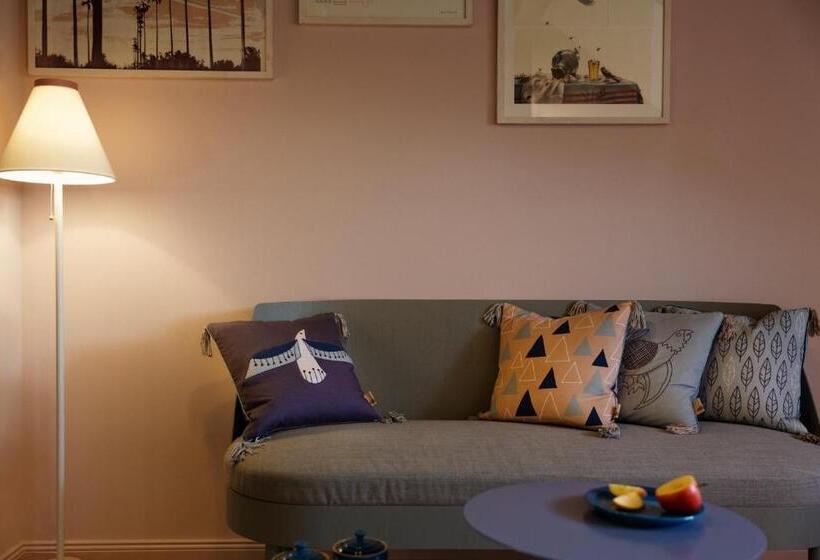 شقة غرفة واحدة, Libertine Lindenberg