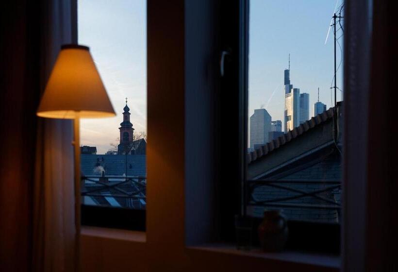 شقة غرفة واحدة, Libertine Lindenberg