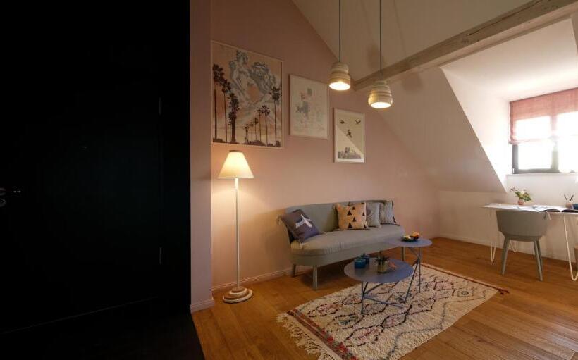 شقة غرفة واحدة, Libertine Lindenberg