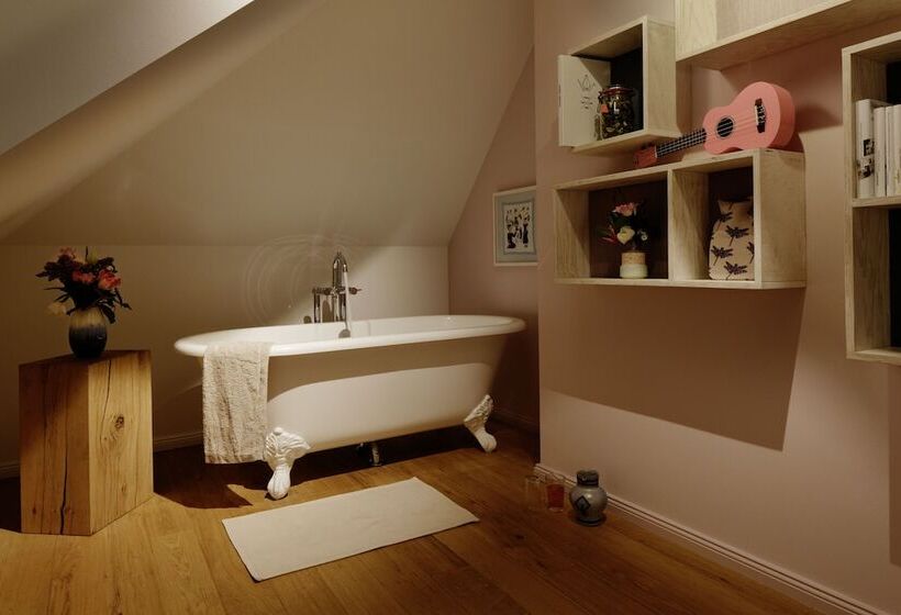 شقة غرفة واحدة, Libertine Lindenberg