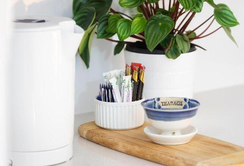 דירת שלושה חדרים, Debbie S Place