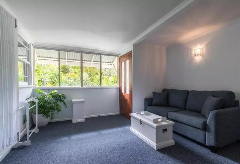 اتاق لوکس با چشم‌انداز باغ, Debbie S Place