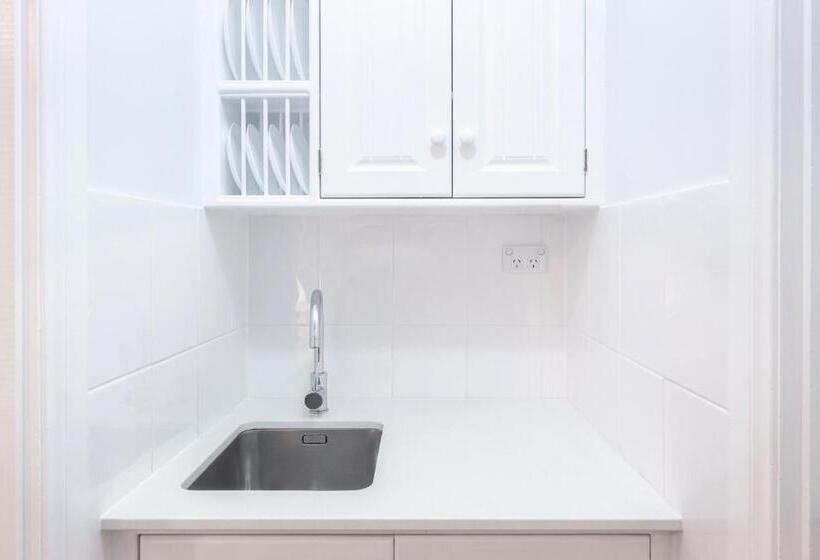 מיטת קינג בסוויטה, Debbie S Place