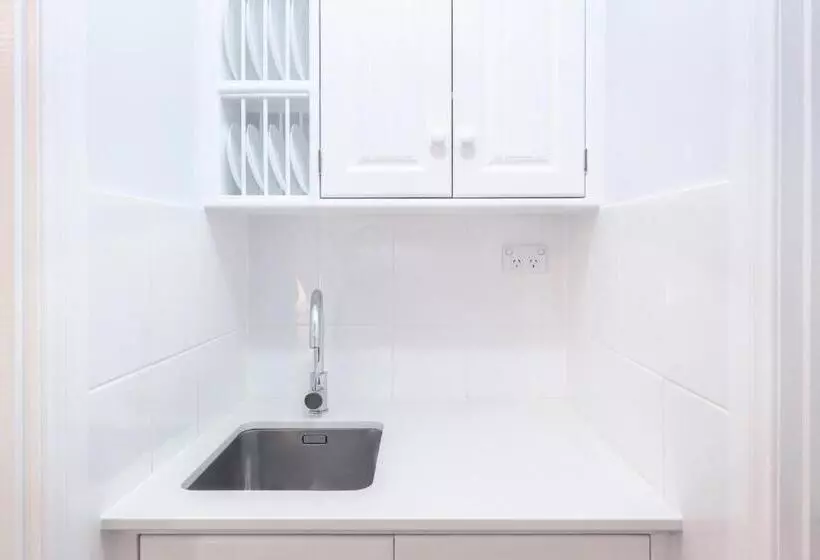 سوئیت با تخت بزرگ, Debbie S Place