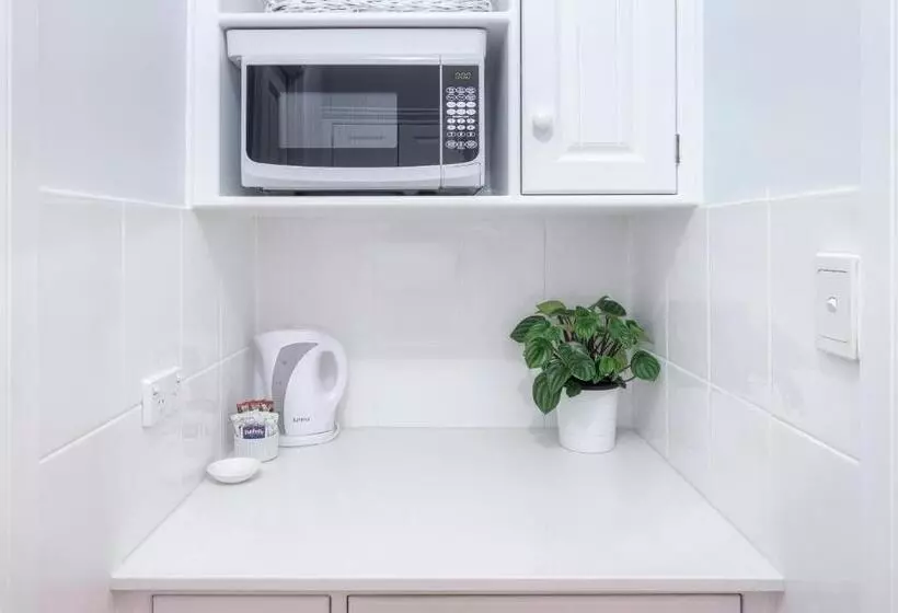 سوئیت با تخت بزرگ, Debbie S Place