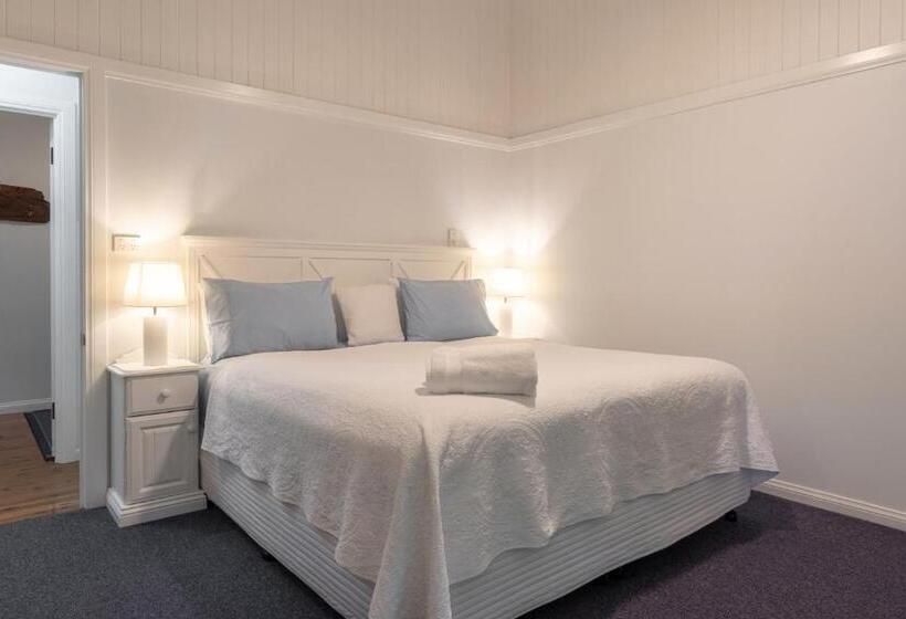 מיטת קינג בסוויטה, Debbie S Place