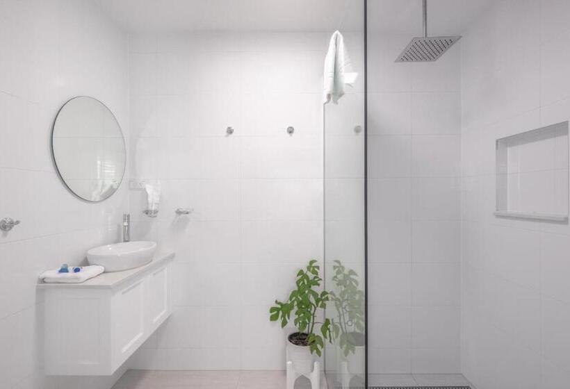 דירת שלושה חדרים, Debbie S Place