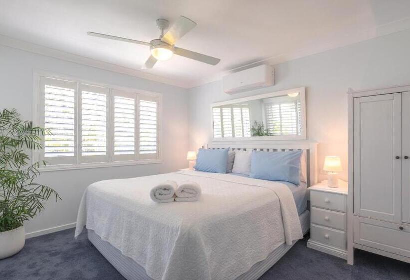 דירת שלושה חדרים, Debbie S Place