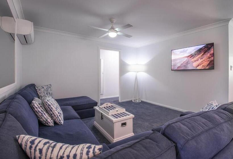 דירת שלושה חדרים, Debbie S Place