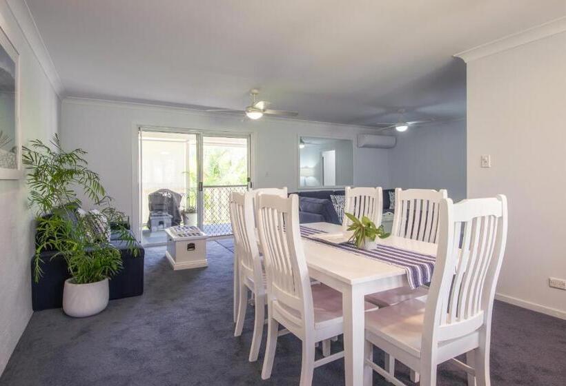 דירת שלושה חדרים, Debbie S Place