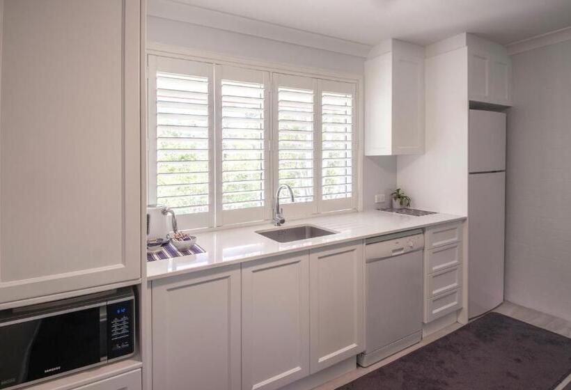 דירת שלושה חדרים, Debbie S Place