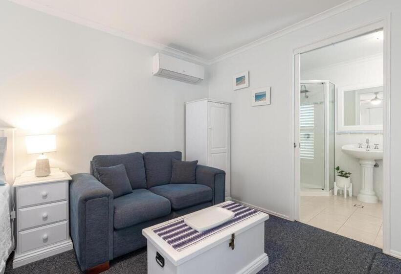 חדר דלוקס, Debbie S Place