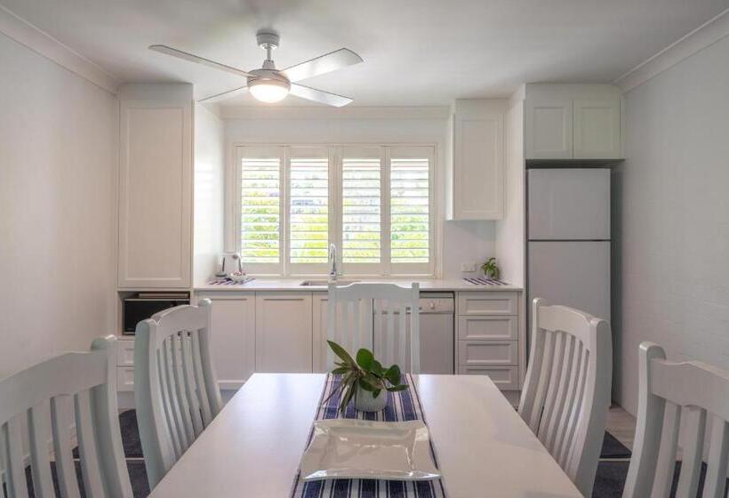 דירת שלושה חדרים, Debbie S Place