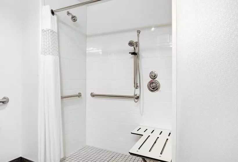 身障者適用スタンダードルーム, Hampton Inn & Suites Manchester