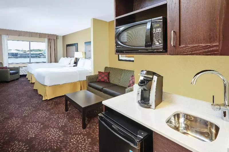 スイート, Holiday Inn Express & Suites Sandusky, An Ihg