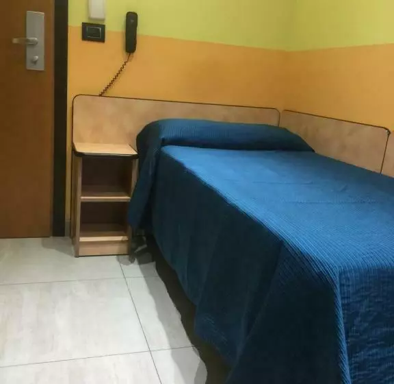 Standard Yhden Hengen Huone, Roma