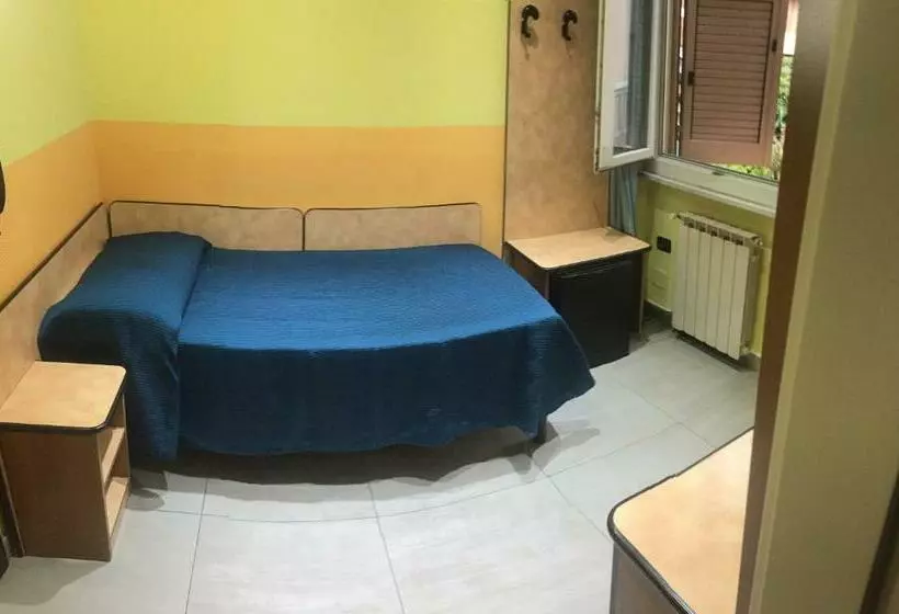 Standard Yhden Hengen Huone, Roma