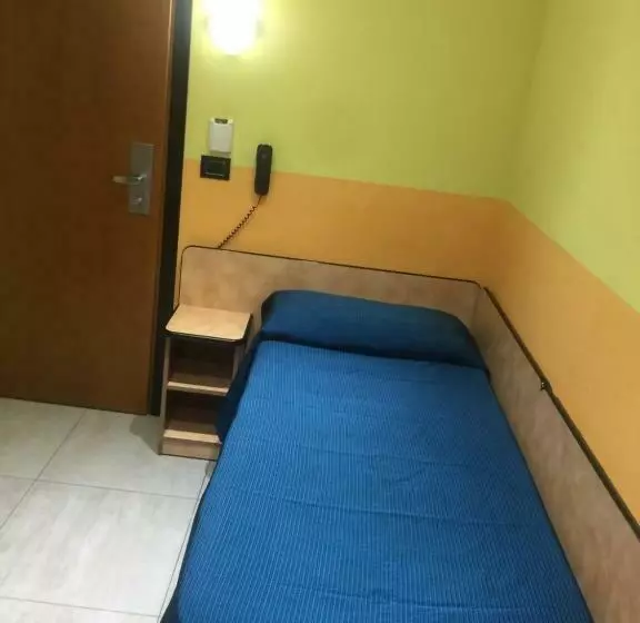 Standard Yhden Hengen Huone, Roma