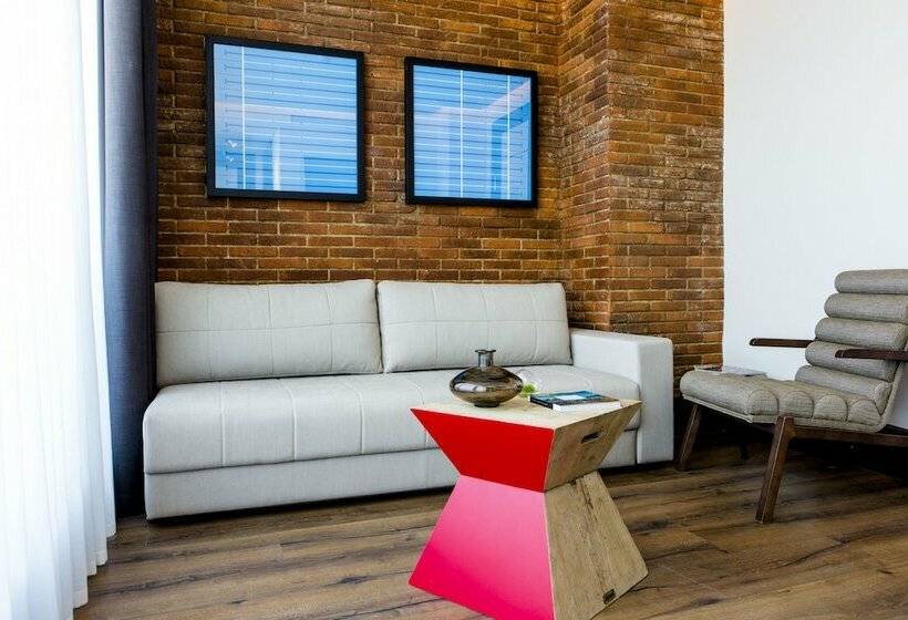 سوییت جونیور, Only You Hotel Atocha