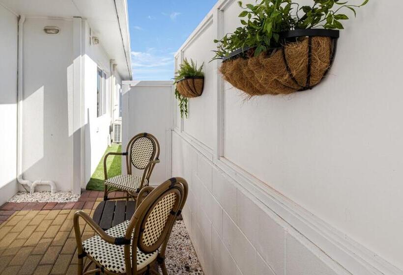 スタンダードスタジオ, The Mission Belle Motel