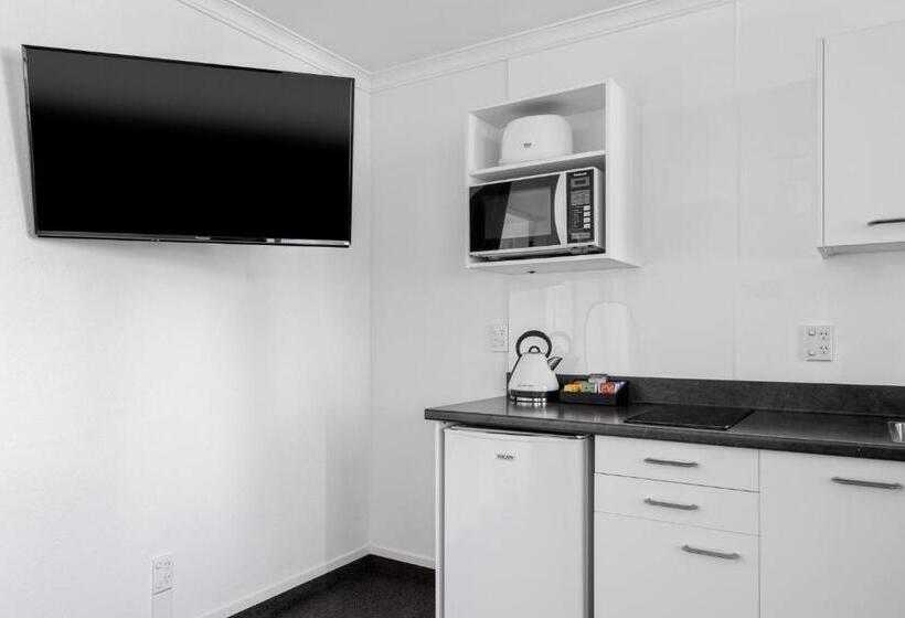 Люкс с Видом, The Mission Belle Motel