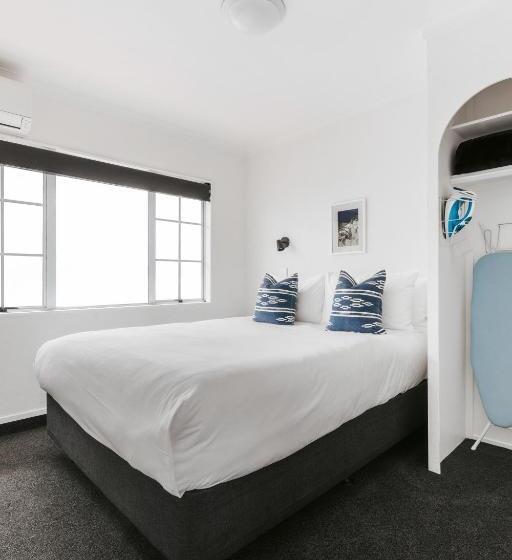 Люкс с Видом, The Mission Belle Motel