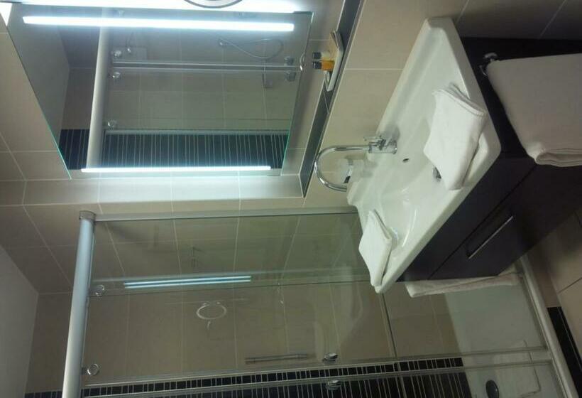 شقة غرفة واحدة, Consulat Des Weins