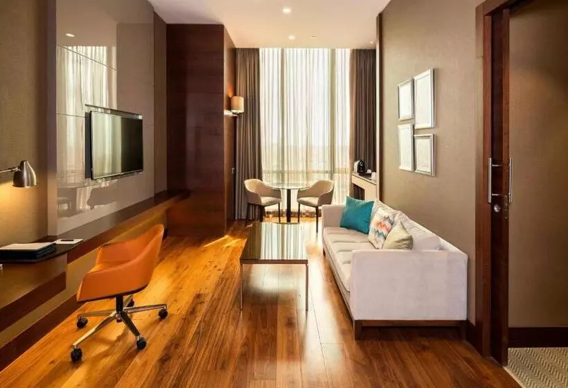 キングサイズベッドのスイートルーム, Sheraton Grand Istanbul Atasehir