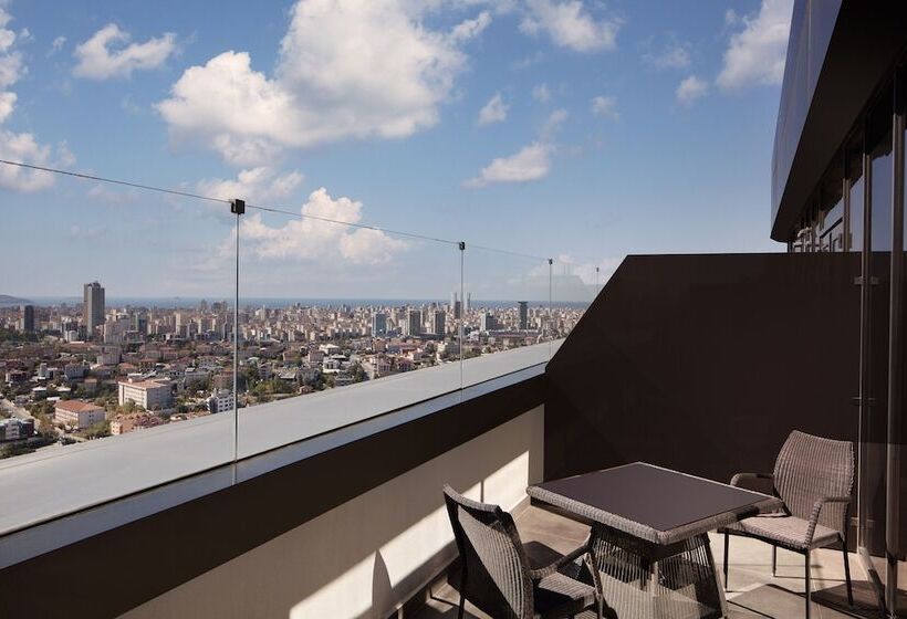 Номер Клуб с Террасой, Sheraton Grand Istanbul Atasehir