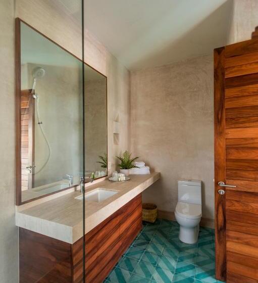 سوییت لوکس, Tiki Tiki Tulum