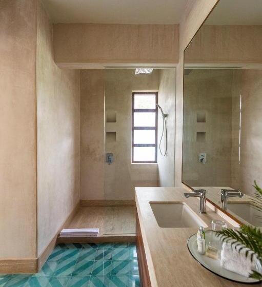 سوییت لوکس, Tiki Tiki Tulum