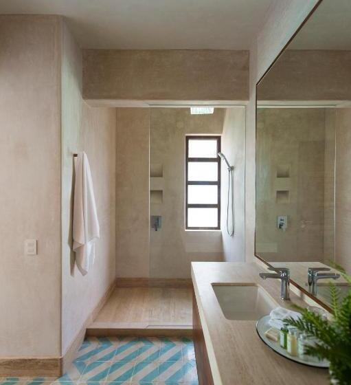 سوییت لوکس, Tiki Tiki Tulum