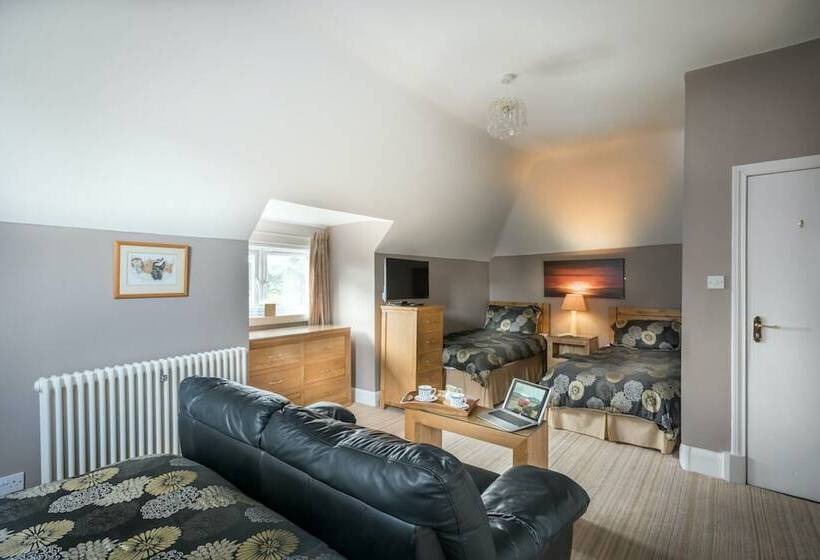 اتاق خانوادگی, Pinewood Country House