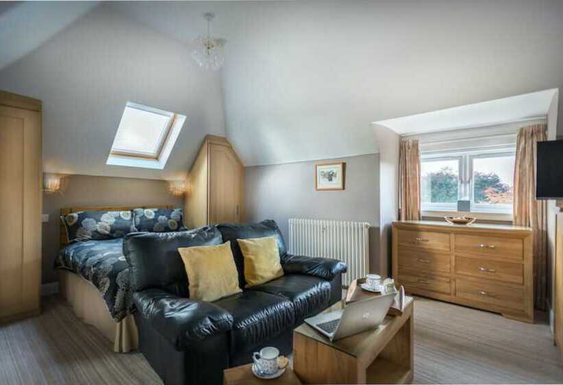 اتاق خانوادگی, Pinewood Country House