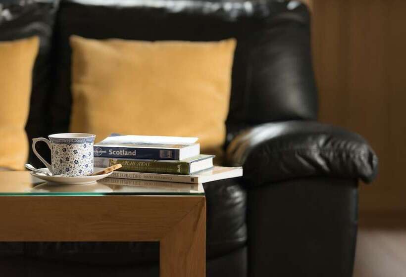 اتاق خانوادگی, Pinewood Country House