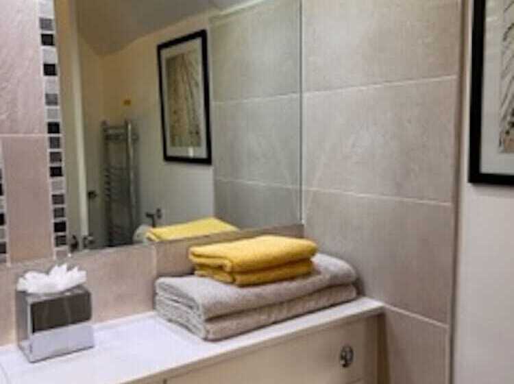 اتاق خانوادگی, Pinewood Country House