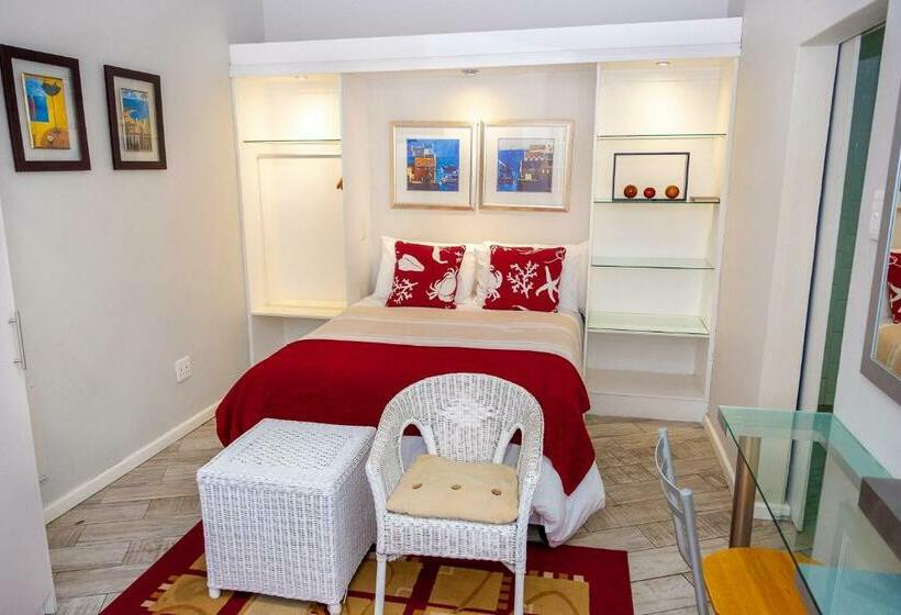 اتاق اکونومی, Conifer Beach House