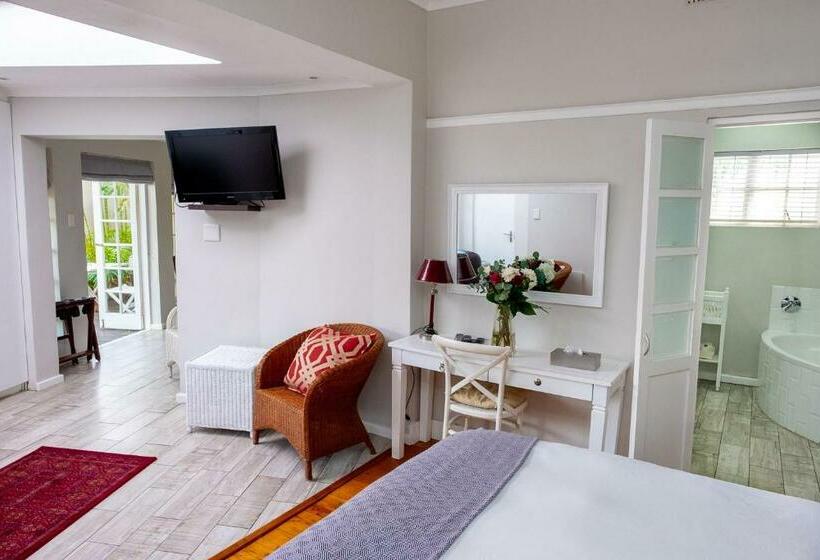 اتاق خانوادگی, Conifer Beach House