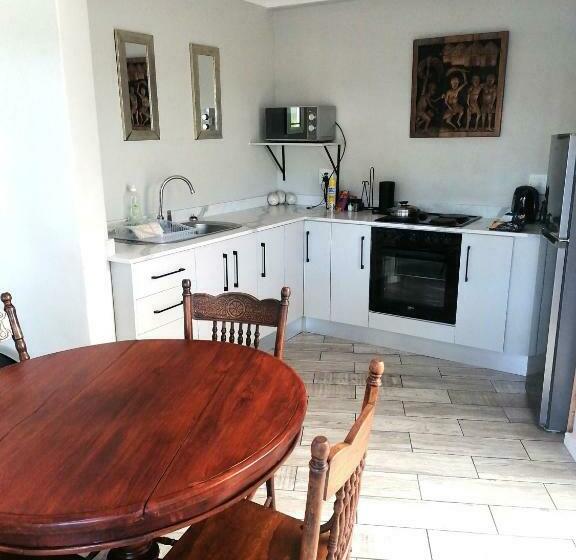 اتاق خانوادگی, Conifer Beach House